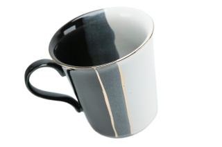 Kubek z Mieroszowa z motywem pasów biało czarnym Trio