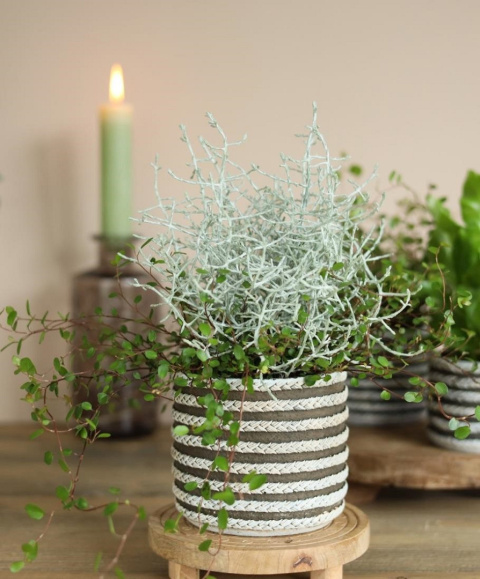 Osłonka doniczka betonowa brąz rafia na kwiaty plecionka