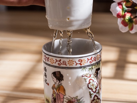 Kubek z sitkiem filtrem do herbaty gejsza porcelana II GATUNEK