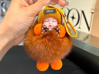 Breloczek do kluczy zawieszka laleczka brązowy pompon