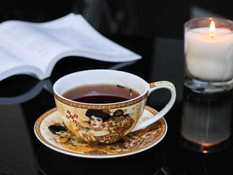 Duża filiżanka ze spodkiem Klimt Adela Carmani kremowe tło