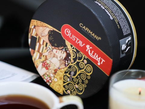 Duża filiżanka ze spodkiem Klimt Adela Carmani kremowe tło