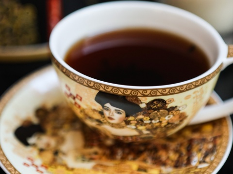 Duża filiżanka ze spodkiem Klimt Adela Carmani kremowe tło