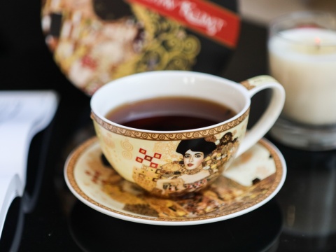 Duża filiżanka ze spodkiem Klimt Adela Carmani kremowe tło