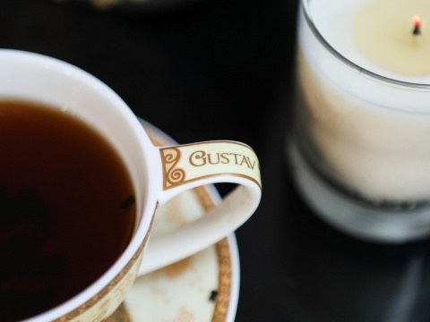 Duża filiżanka ze spodkiem Klimt Adela Carmani kremowe tło