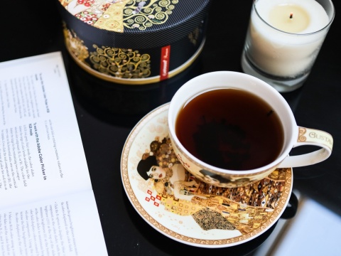 Duża filiżanka ze spodkiem Klimt Adela Carmani kremowe tło