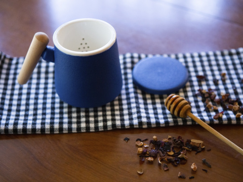 Zestaw kubek z zaparzaczem do herbaty ceramika niebieski