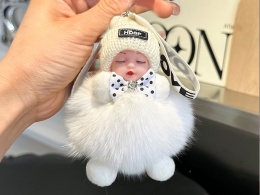 Breloczek do kluczy zawieszka niemowlak biały pompon lalka