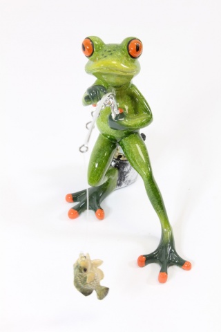 Ozdobna figurka na biurko żaba wędkarz na szczęście ryba