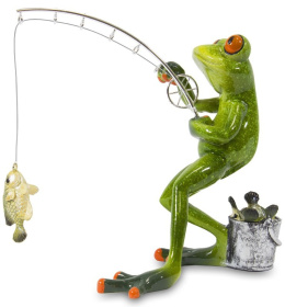 Ozdobna figurka na biurko żaba wędkarz na szczęście ryba