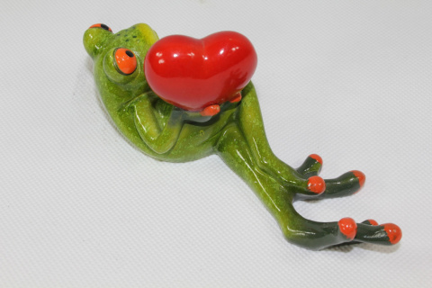 Figurka żaba z sercem na prezent ozdoba na Walentynki