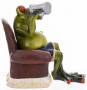 Ozdobna figurka żaba na fotelu z piwem na szafkę piwosz