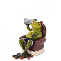 Ozdobna figurka żaba na fotelu z piwem na szafkę żabka