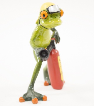 Dekoracyjna figurka na biurko żaba strażak na prezent