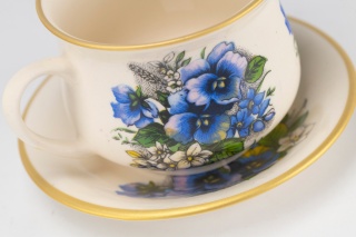 Filiżanka ze spodkiem bratki kolekcja Mieroszów