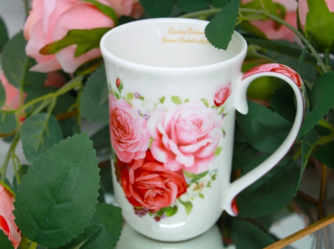 Kubek wysoki w pudełku Queen Isabell róże porcelana