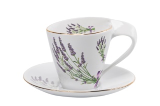 Filiżanka ze spodkiem ozdobiona motywem lawenda