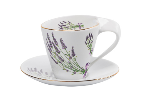 Filiżanka ze spodkiem ozdobiona motywem lawenda