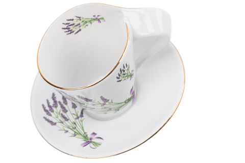 Filiżanka ze spodkiem ozdobiona motywem lawenda