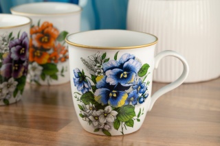 Kubek z motywem bratków do herbaty z Mieroszowa