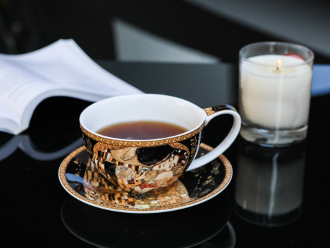 Filiżanka ze spodkiem Klimt Pocałunek Carmani do herbaty