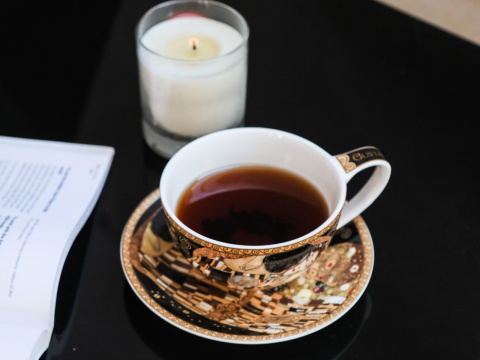 Filiżanka ze spodkiem Klimt Pocałunek Carmani do herbaty