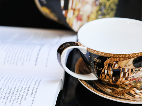 Filiżanka ze spodkiem Klimt Pocałunek Carmani do herbaty