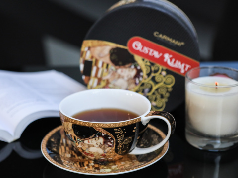 Filiżanka ze spodkiem Klimt Pocałunek Carmani do herbaty