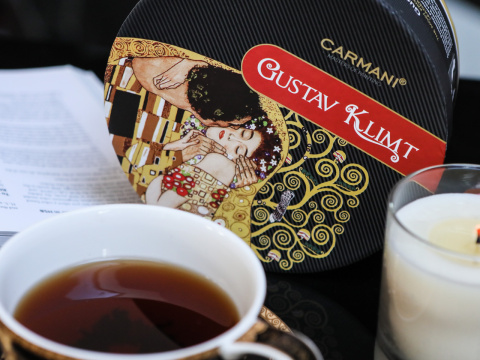 Filiżanka ze spodkiem Klimt Pocałunek Carmani do herbaty