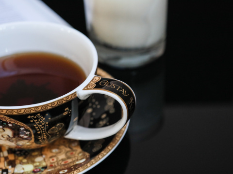 Filiżanka ze spodkiem Klimt Pocałunek Carmani do herbaty