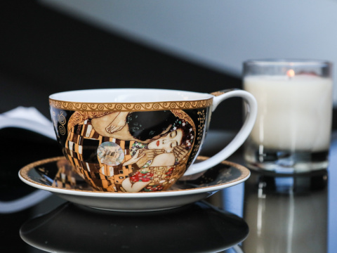 Filiżanka ze spodkiem Klimt Pocałunek Carmani do herbaty