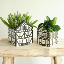 Osłonka ceramiczna na kwiaty biało-brązowy domek donica