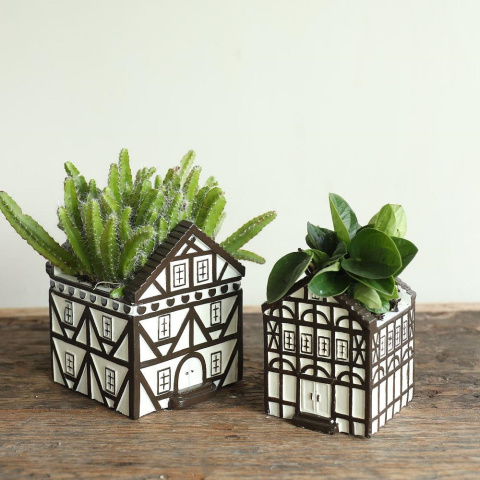 Osłonka ceramiczna domek na kwiaty biały brąz ozdoba donica