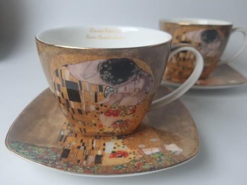 2 filiżanki ze spodkami ozodobione obrazem Klimta