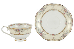 Filiżanki ze spodkiem 2 szt w pudełku kwiaty porcelana