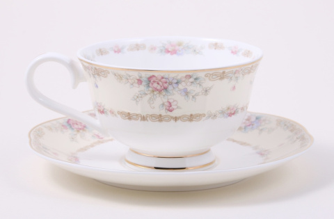 Filiżanki ze spodkiem 2 szt w pudełku kwiaty porcelana