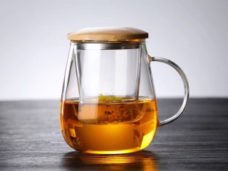 Kubek szklany ze szklanym zaparzaczem do herbaty kawy