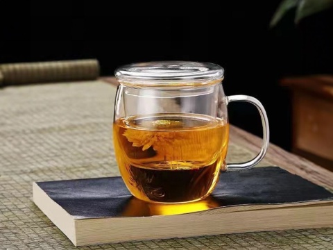 Kubek szklany ze szklanym zaparzaczem do herbaty kawy