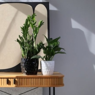 Osłonka doniczka biała ceramiczna na kwiaty ozdobna tłoczona