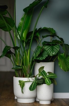 Osłonka donica doniczka ceramiczna biała nakrapiana ozdoba