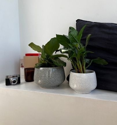 Osłonka na kwiaty szara donica ceramiczna nakrapiana ozdoba