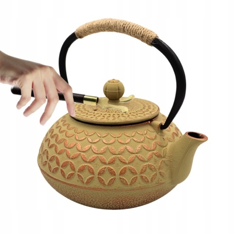 Dzbanek żeliwny 4 czarki do herbaty z zaparzaczem 0,9l złoty