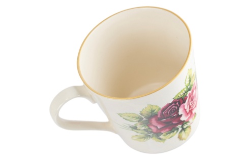 Kremowy kubek ceramiczny 360 ml Mieroszów – motyw róże, złoty rant