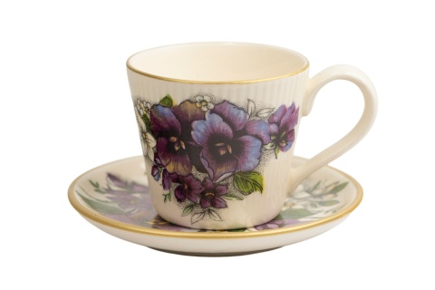Kremowa ryflowana filiżanka do espresso ze spodkiem 80 ml Mieroszów, ozdobiona motywem fioletowych bratków oraz złotym rantem.
