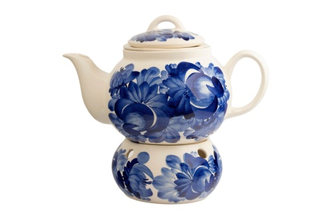 Kremowy imbryk ceramiczny 1L z podgrzewaczem i sitkiem Mieroszów, zdobiony folkowym motywem w niebieskie kwiaty.