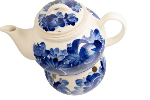 Kremowy imbryk ceramiczny 1L z podgrzewaczem i sitkiem Mieroszów – niebieskie kwiaty
