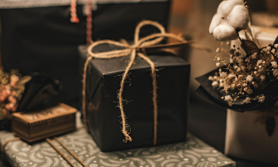6 pomysłowych sposobów na to, jak zapakować filiżanki na prezent