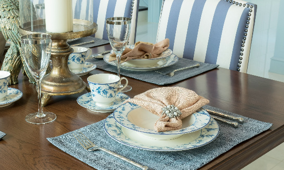 Dekoracja stołu na przyjęcie w domu, która zachwyci gości – sprawdź nasze inspiracje!