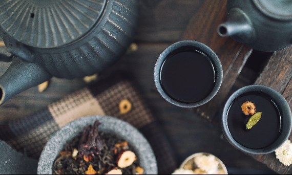 Dzbanek żeliwny – parzenie herbaty w orientalnej oprawie