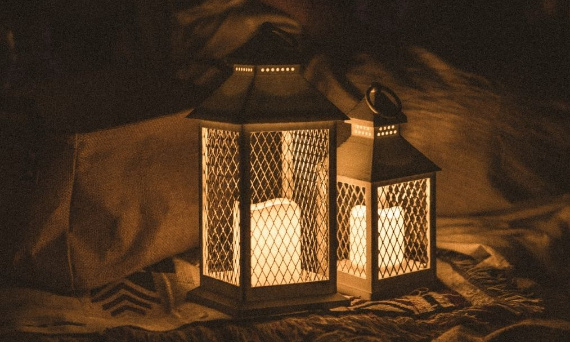 Nastrój się na niepogodę! Lampiony do salonu, które wprowadzą do Twojego domu magiczny, ciepły klimat